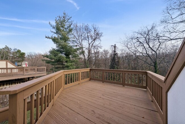 Building Photo - Welcome home to this beautifully updated end-unit townhome in the heart of Kingstowne — one of No...