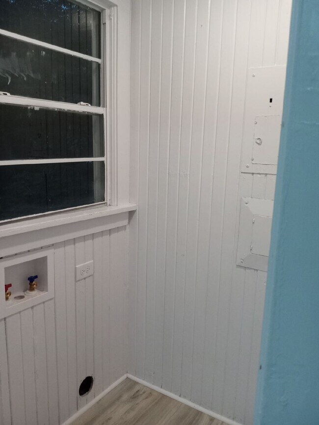 Building Photo - 1/2 OFF  FIRST MONTHS RENT LARGE REMODELED 2 BEDROOM HOUSE