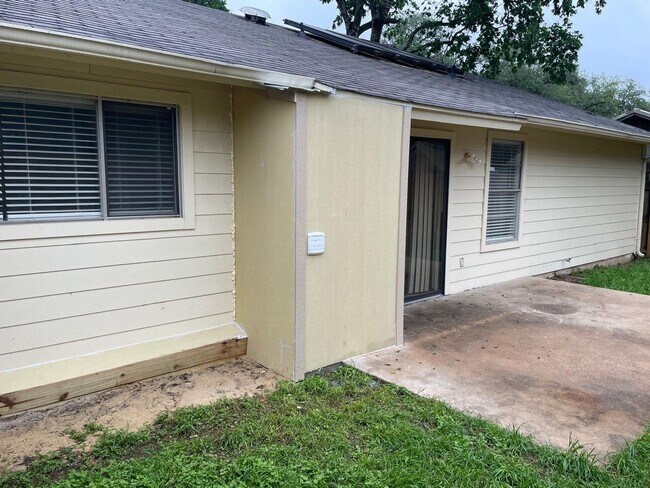 Building Photo - 9405 Newberry Dr