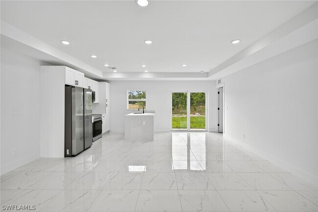 Building Photo - 1108 Eauclaire St E