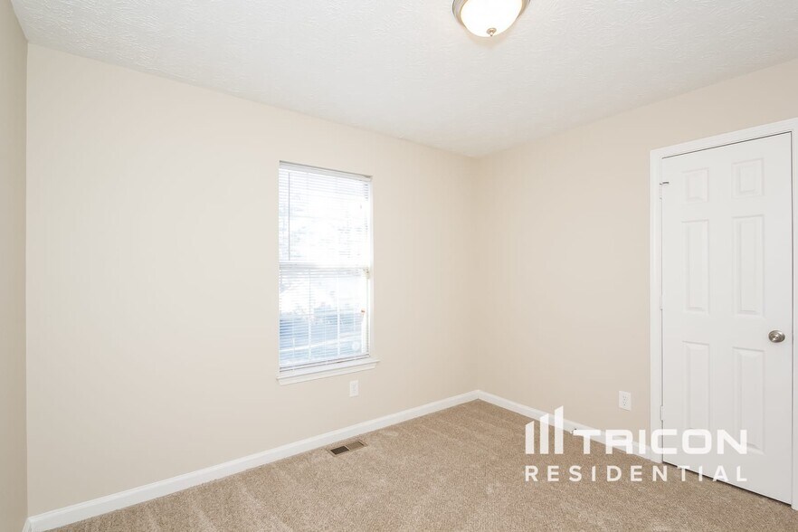 Building Photo - 325 Barr Cir