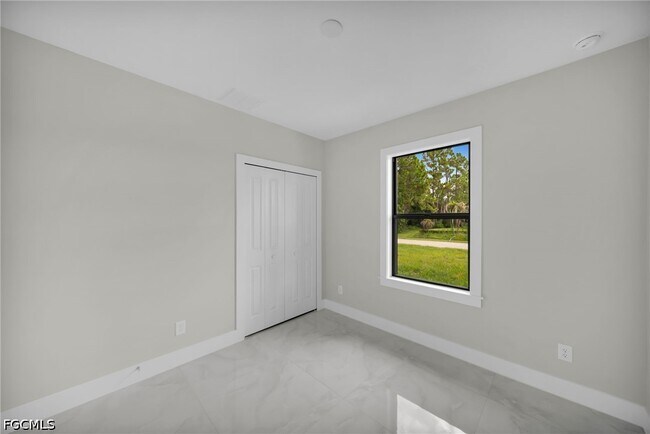 Building Photo - 462 Lampion Ave S