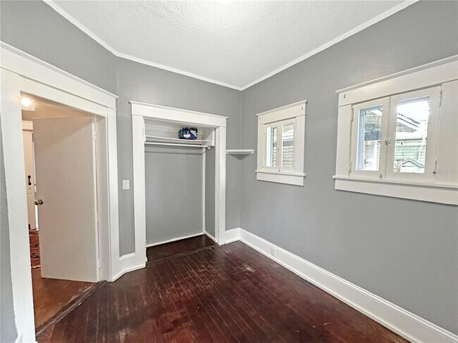 Building Photo - 805 S Park Ave
