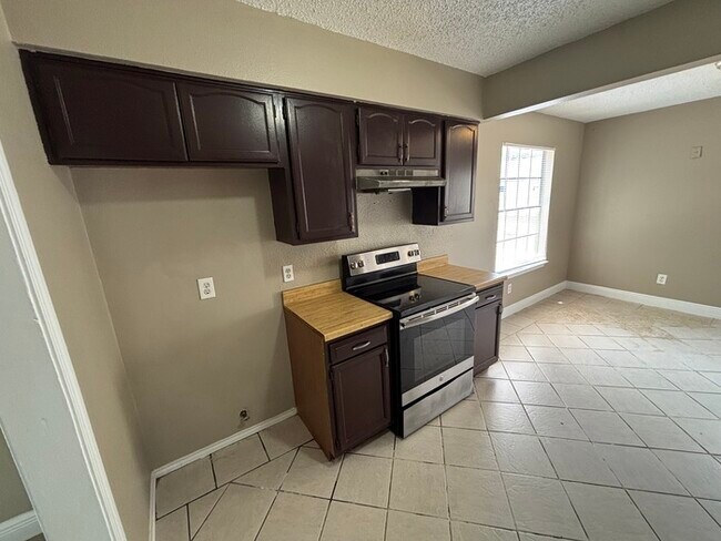Building Photo - 3 bed 2 bath home