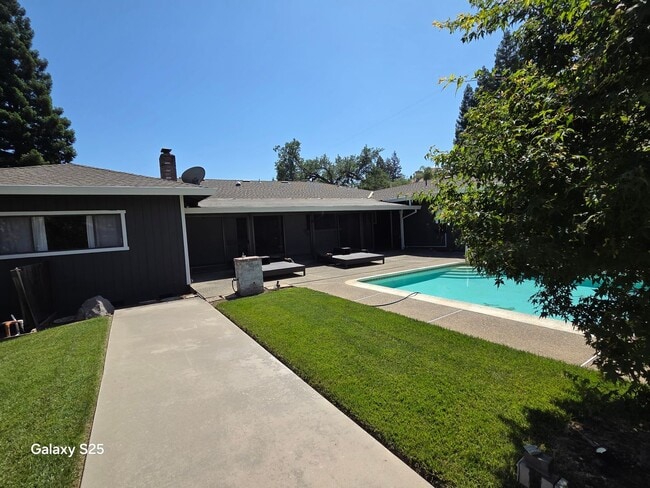 Building Photo - Large Four Bedroom with a Pool in Folsom