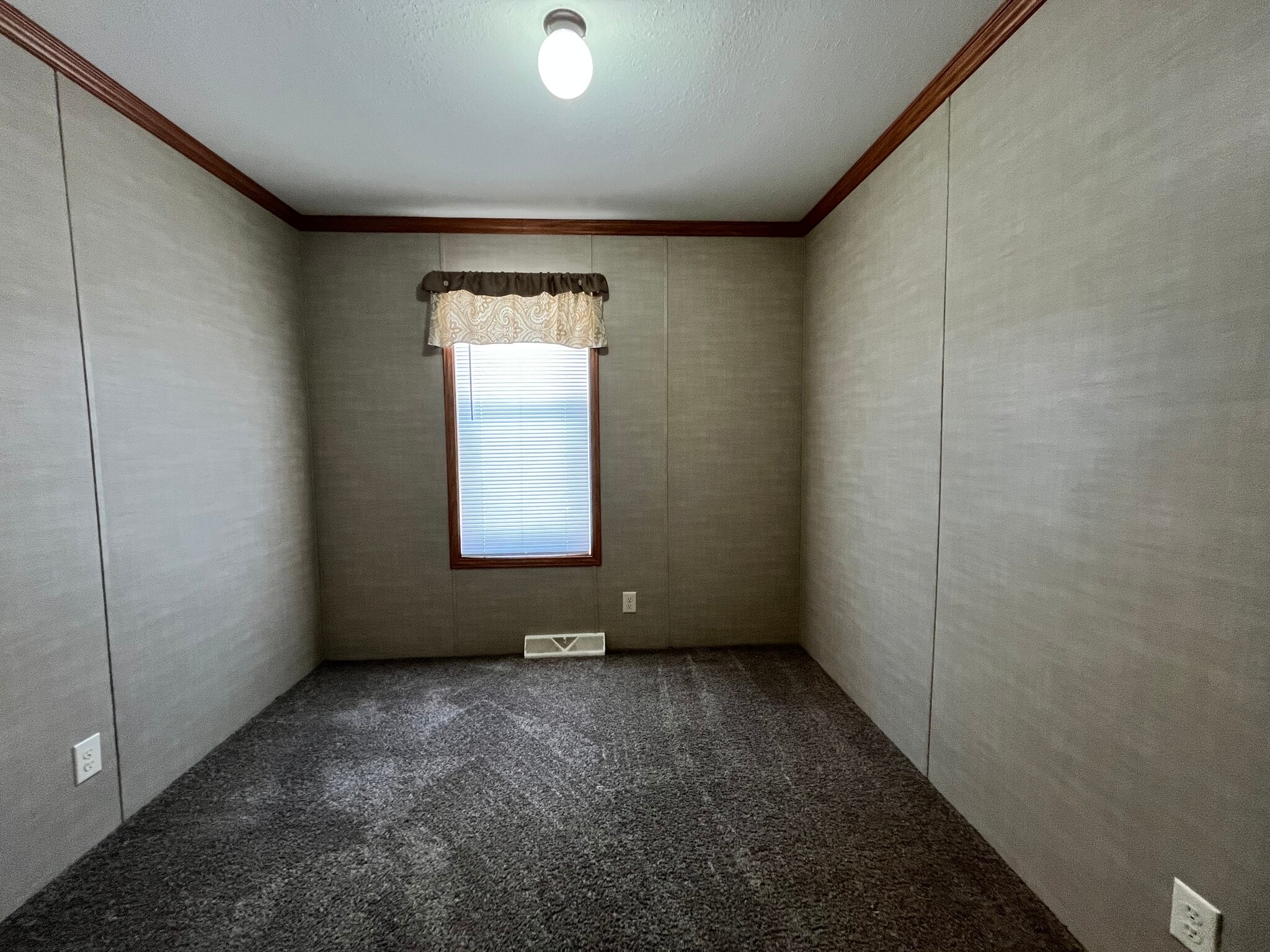 Building Photo - 1432 Iowa Dr