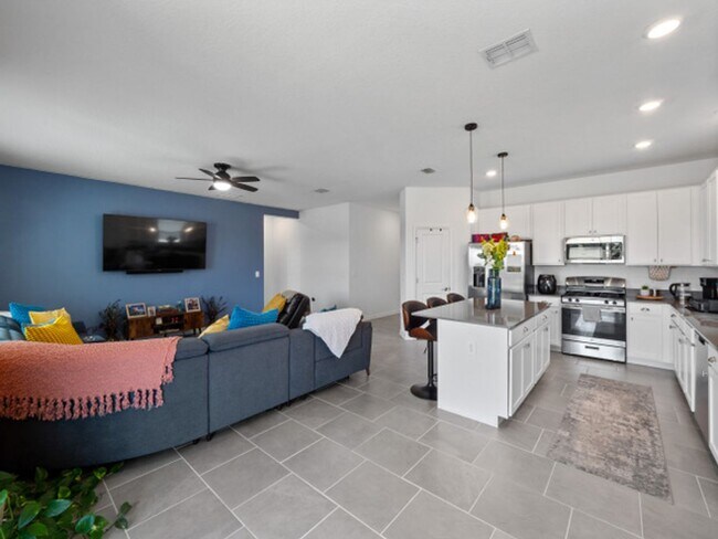 Building Photo - Listing Agent: Jose Solis, La Rosa Lake No...