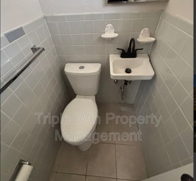 Building Photo - 7932 Labelle St