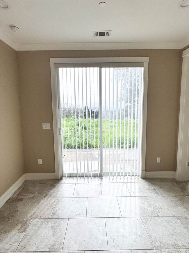 Building Photo - Charming 2 Bed/2 Bath Home