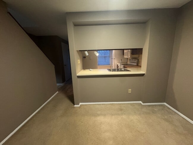 Building Photo - Available NOW!! 2 Beds 1.5 Bath Townhome