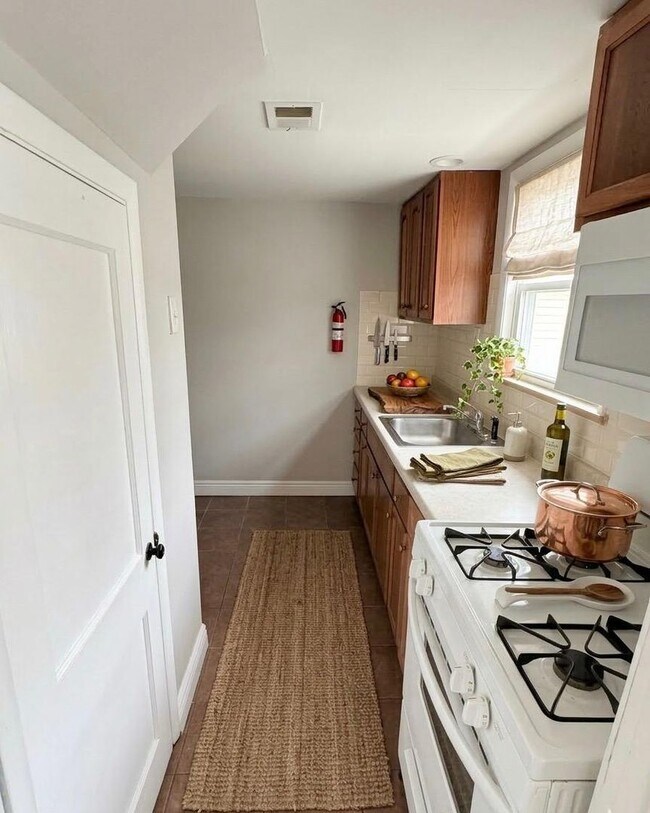 Building Photo - 4 Bed, 1 Bath Row home - Section 8 Approved