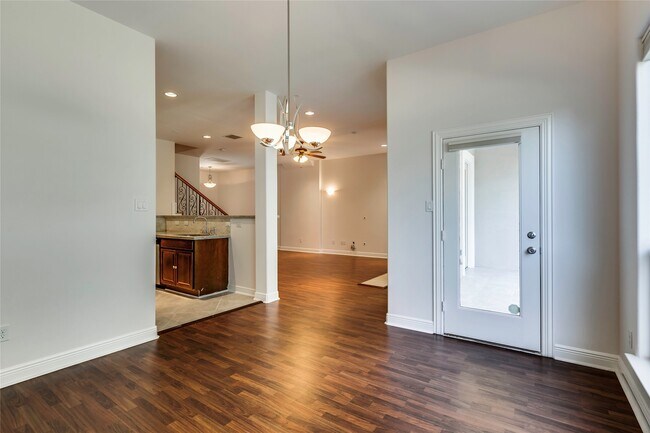Building Photo - 12870 Kingsbridge Ln