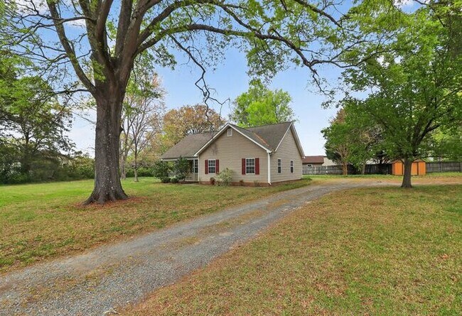Building Photo - Charming 3BD/2BA Ranch on Large Lot in Indian Trail!