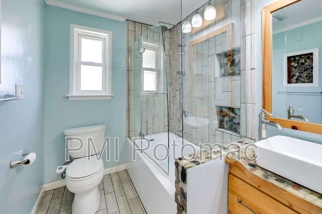 Building Photo - 1915 Henry Rd