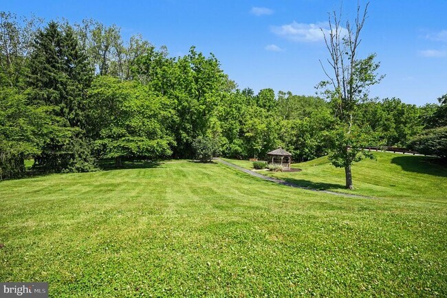 Building Photo - 205 Valley Stream Ln