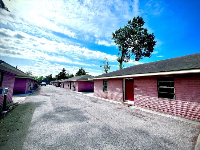 Building Photo - 1825 W Little York Rd