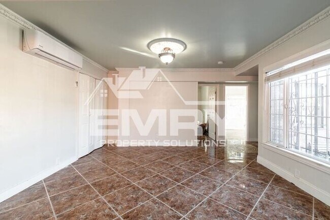 Building Photo - 2 Bed 1 Bath House in Lynwood Parking Incl...