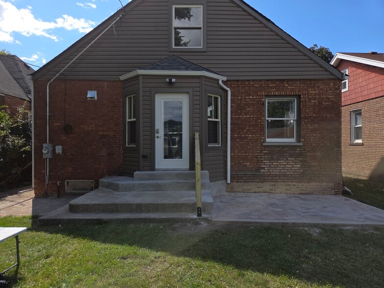 Large backyard with patio - 2103 S 20th Ave