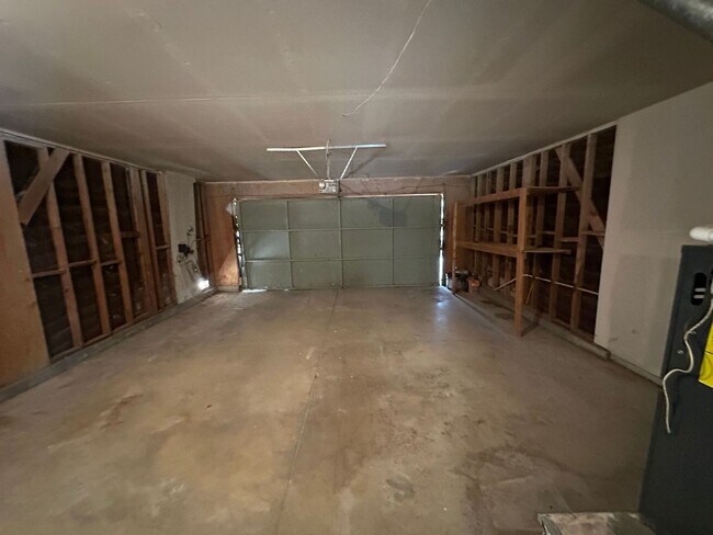 Building Photo - 3 BEDROOM ADELANTO HOME