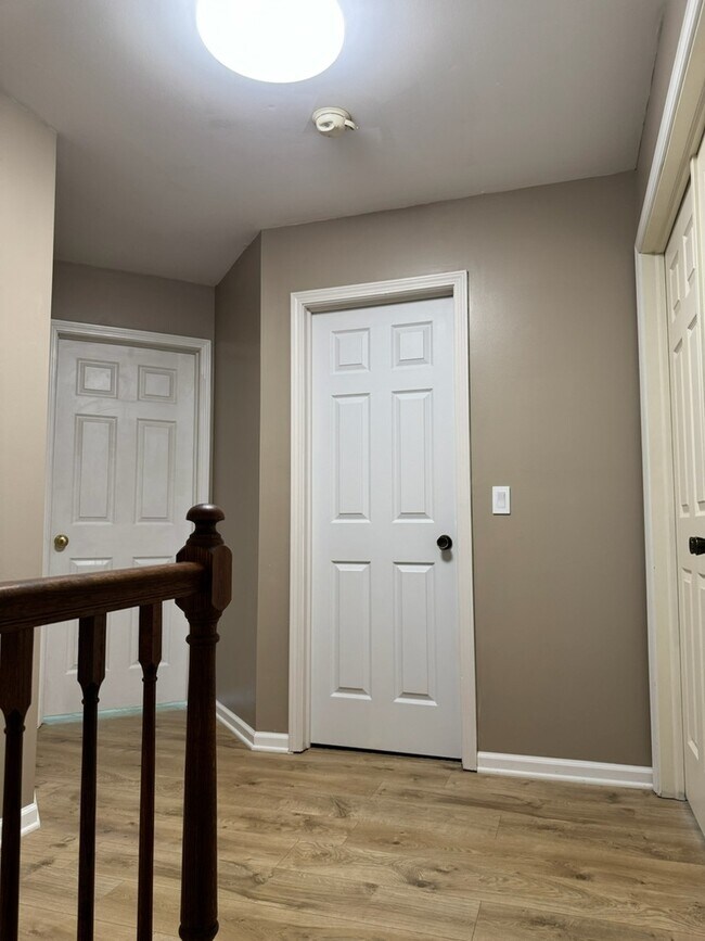 Building Photo - 2404 Kenmore Ct