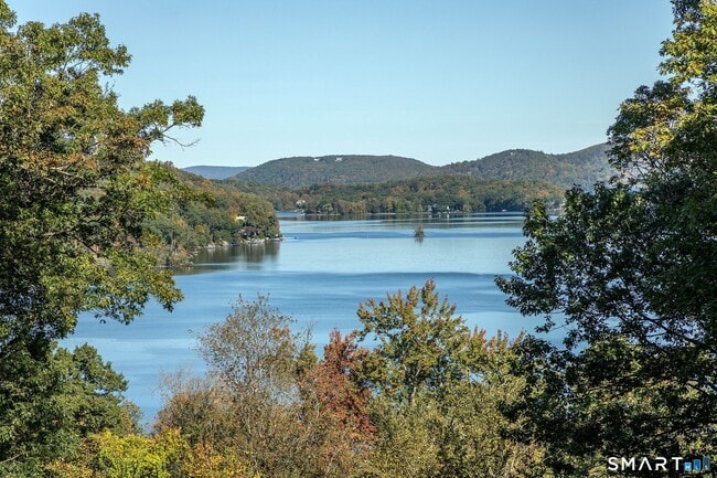 Building Photo - 28 Fox Run