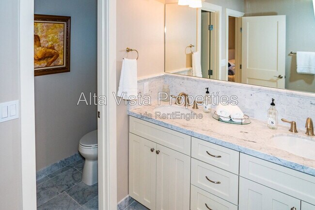 Building Photo - 5606 Dolphin Pl