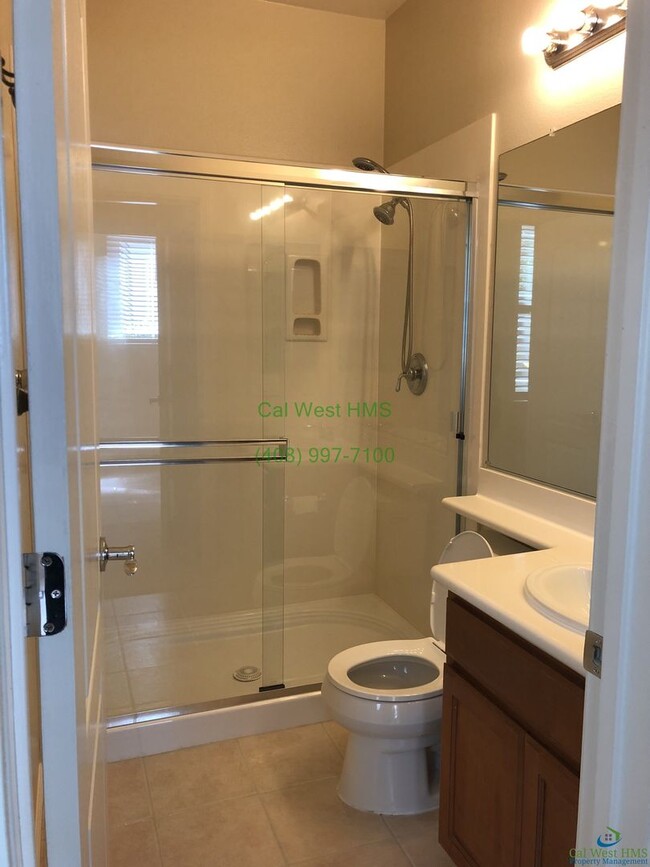 Building Photo - $4495 - Beautifully upgraded Tri-Level 3/3...