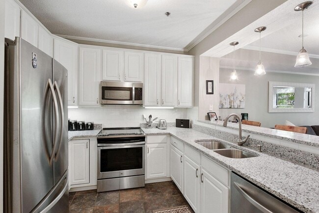 Building Photo - 645 N 1st St