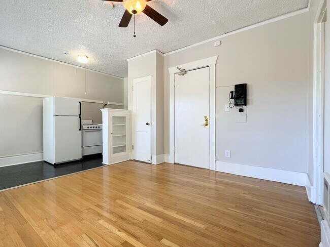 Interior Photo - 634 - Whitestone