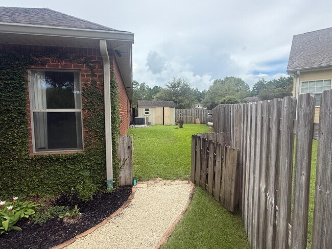 Building Photo - 305 Mango Ln