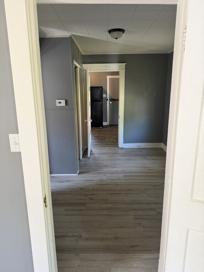 Building Photo - Cozy 3BR/1Ba house with unfinished basement- LEASING SPECIAL - MOVE IN BY 5/31/2026 AND RECEIVE 2...