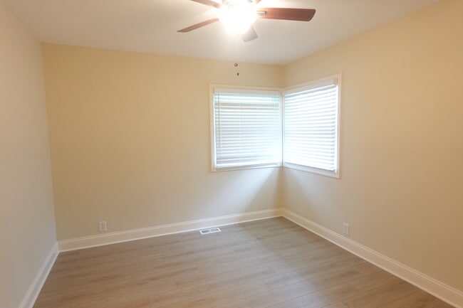 Building Photo - 3743 Country Club Ave