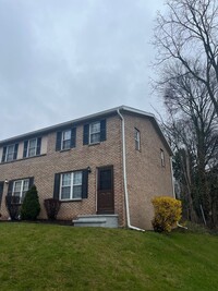 Building Photo - Fully Furnished 2 Bedroom Townhouse Availa...