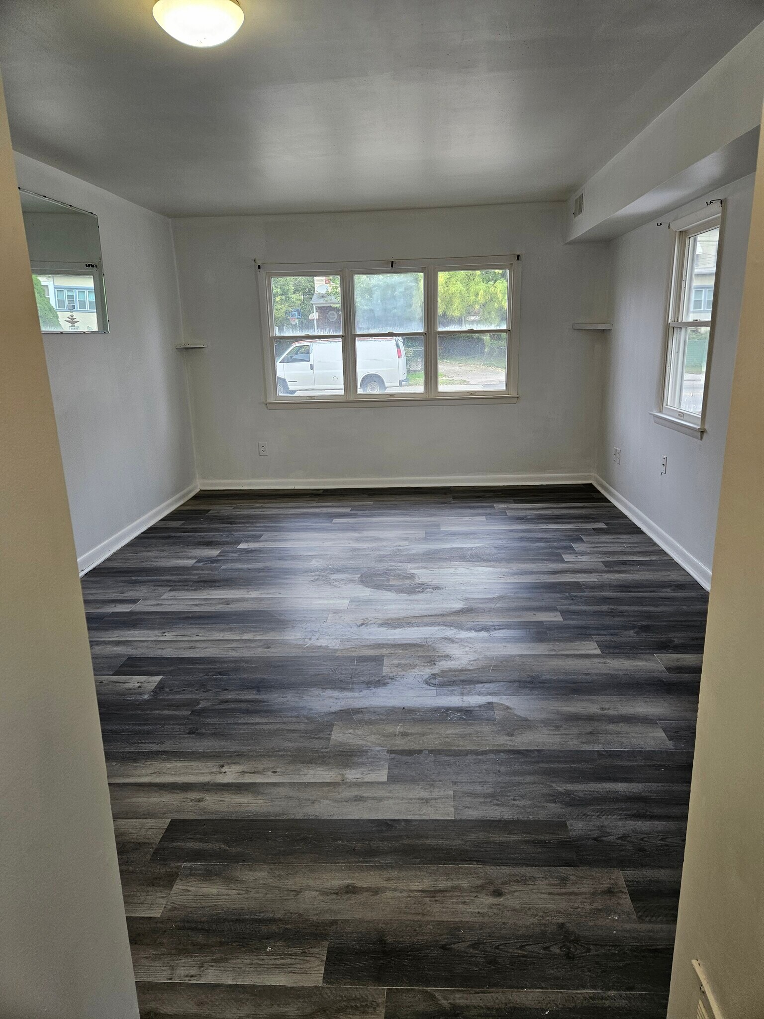 Building Photo - 806 W Oak Ln