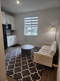 Building Photo - Bright & Cozy 1 Bed / 1 Bath Living Space ...