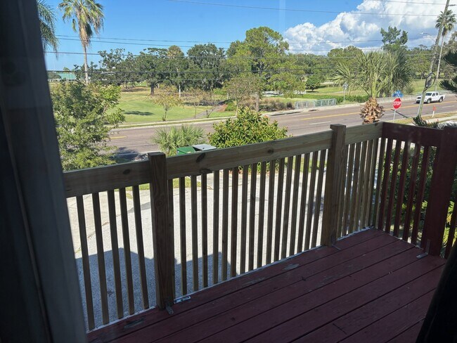 upper deck - 1662 Drew St