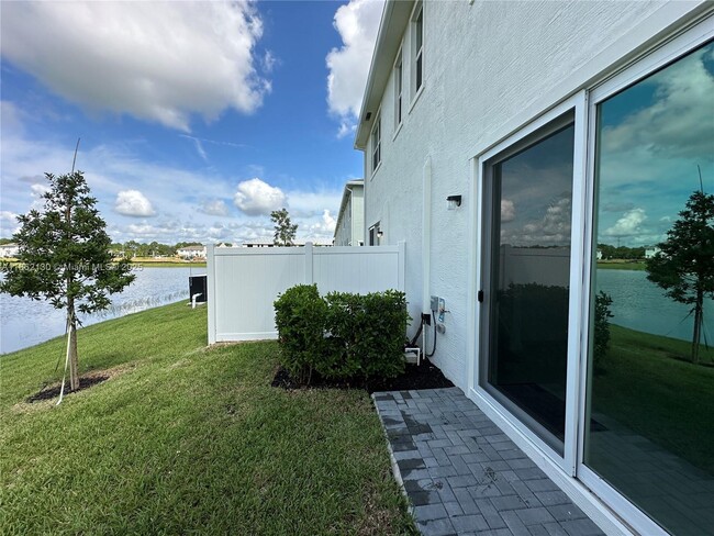 Building Photo - 402 SE Crossoak Ln