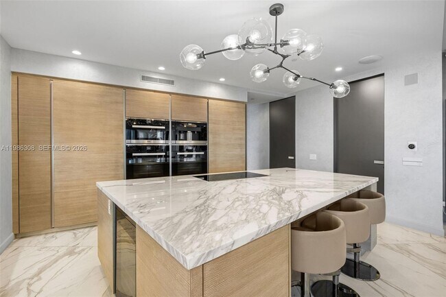 Building Photo - 18555 Collins Ave
