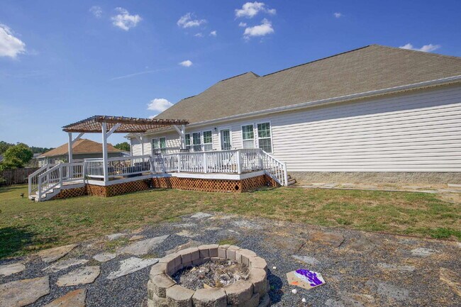 Building Photo - Charming 3 BR/2BA Ranch with fully fenced ...