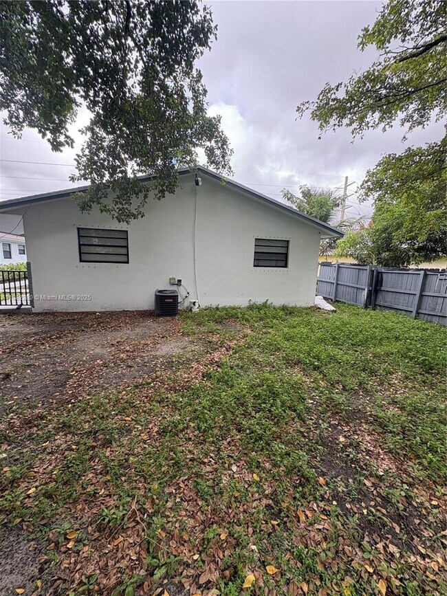 Building Photo - 4100 SW 19th St