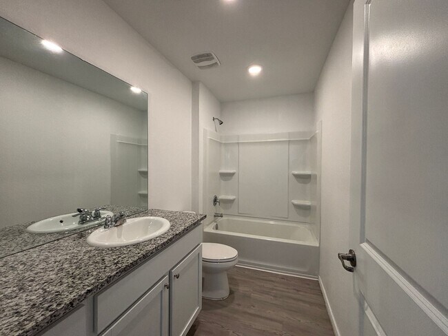 Building Photo - Almost New 3/2 in Thea Meadows