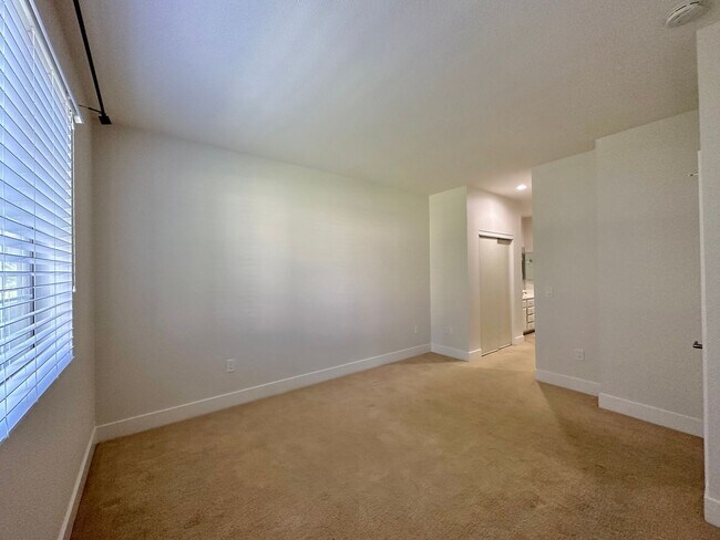 Building Photo - Spacious 2BD Condo with a garage!