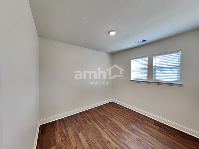 Building Photo - 2072 Windsor Park Ave