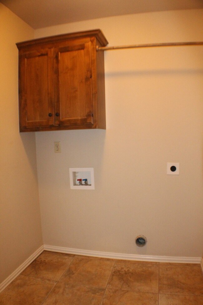 Building Photo - Bixby home available now!