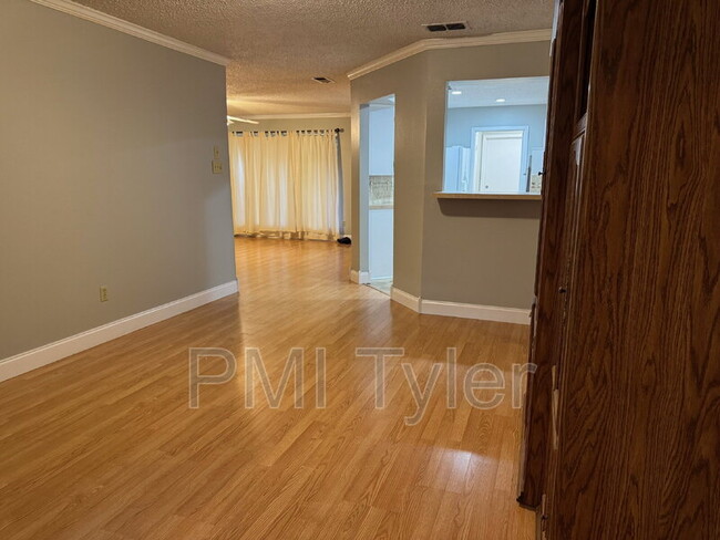 Building Photo - 1005 Towne Lake Dr