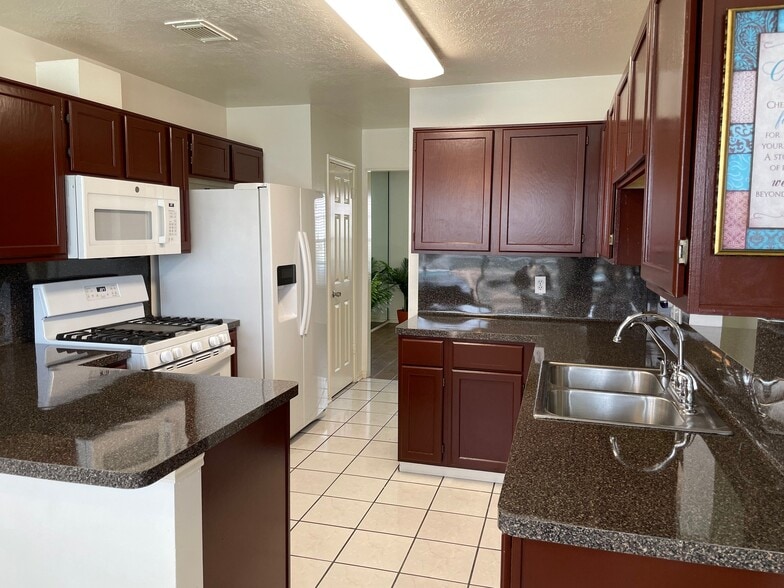 Building Photo - 4026 Almond Lake Dr