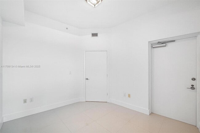 Building Photo - 2020 N Bayshore Dr