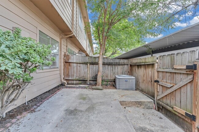 Building Photo - 7700 Creekbend Dr