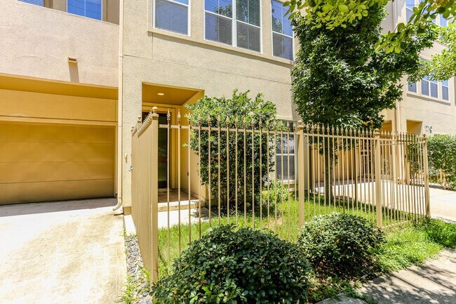 Building Photo - 1714 Van Buren St