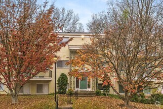 Building Photo - Spacious Walk Up in Parkside N. Bethesda I...